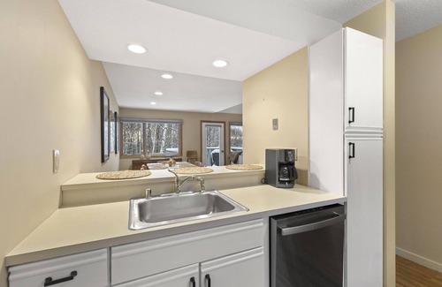 Stratton Mountain Condo | Escape to This Mountain Retreat Near Hiking Trails, Pools, and Golf Courses