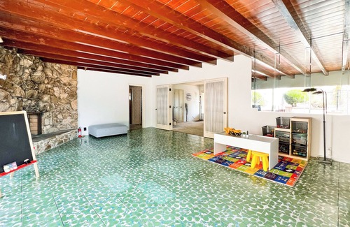 La Crescenta House | Escape to our serene LA city getaway in our Balcony of Los Angeles Family Home!