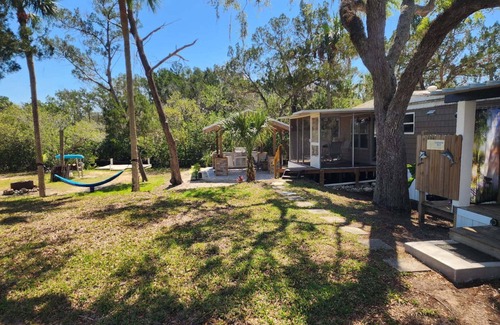 Crystal River Cottage | Escape to your cozy waterfront 2-bedroom cottage, kayaks & canoes included!