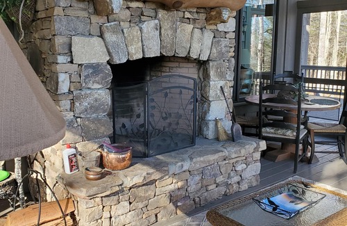 Highlands House | Escape to your cozy Cashiers retreat, just a hop away from Lake Glenville
