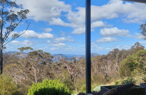 Blackheath Apartment | Escarpment views from your bed and snug underfloor heating.