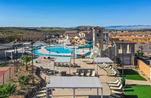 Washington House | Escondido 2343 & 2355 Retreat | Connected homes with 10 Bedrooms, sleeps 40, and endless amenities!
