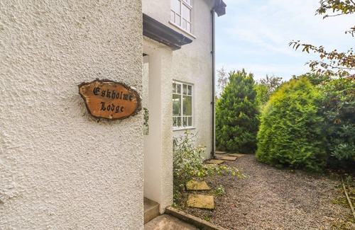 Ravenglass Cottage | ESKHOLME LODGE, pet friendly, with open fire in Eskdale Green