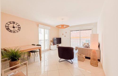La Celle-sous-Gouzon Apartment | Espace détente en centre ville - Parking, AC, wifi