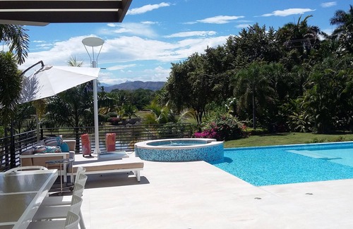 Girardot House | Espectacular Casa con Vista