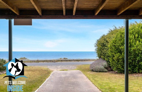 Victor Harbor House | Esplanade 3BR Holiday Home with Beautiful Ocean Views