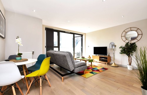 West Ealing Apartment | Esquire One Bed Balcony Apartment in Ealing, London