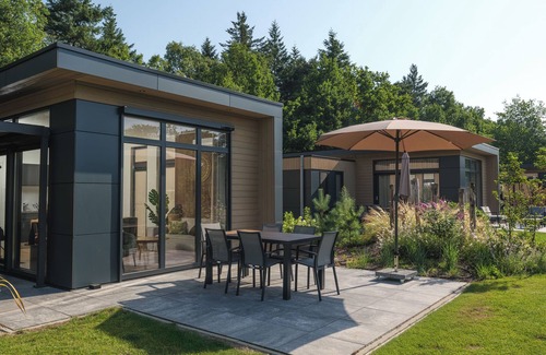 Lieren House | Essenburgh Comfort: Stylish 6-person home with three bedrooms, a modern kitchen, air conditioning, and a cozy outdoor space with a luxury pergola. Enjoy comfort and nature in the Veluwe.