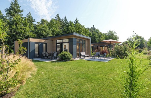 Lieren House | Essenburgh: Spacious and stylish property for 6 people with three bedrooms, a modern kitchen, and a cozy outdoor area. Experience luxury and nature in the Veluwe.