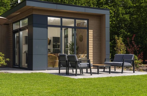 Lieren House | Essenburgh: Spacious and stylish home for 6 people with three bedrooms, a modern kitchen, a cozy outdoor space, and a private hot tub for ultimate relaxation. Enjoy luxury and nature in the Veluwe.