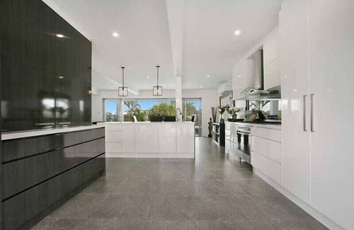 Broadbeach Waters Villa | Essence House - 4 Bedroom Holiday Home on the Water