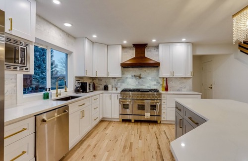 Broomfield House | Essence of Opulence: 20 Guests, 4000sqft! Pickleball, Poker, Fire Pit, Ping Pong