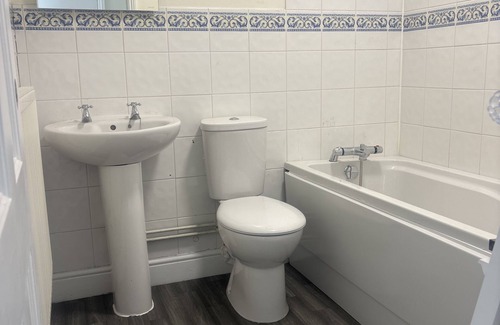 Willingham Apartment | Essential double, en-suite, bath & kitchenette