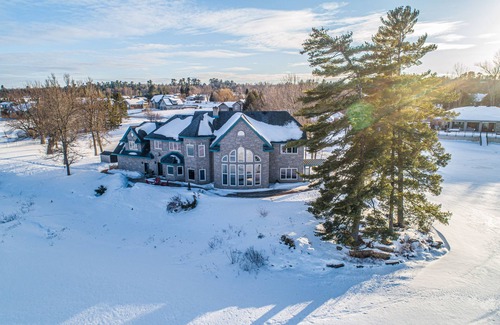 Petawawa House | Estate house on the Ottawa river with 47 KM's of boating