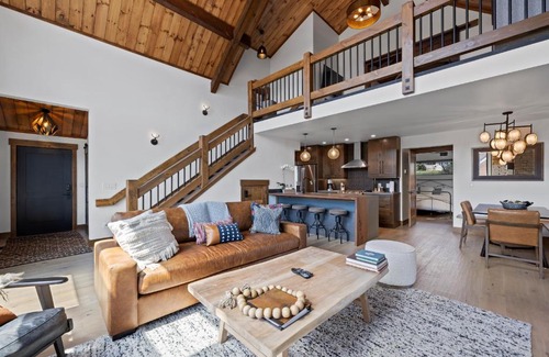Estes Park House | Estes Dream Brand New End Unit with Two Patios Indoor and Outdoor Fireplace and Jacuzzi