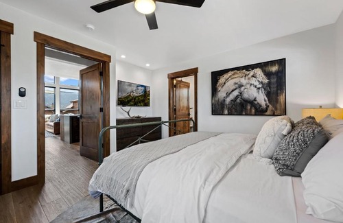 Estes Park House | Estes Dream Brand New End Unit with Two Patios Indoor and Outdoor Fireplace and Jacuzzi