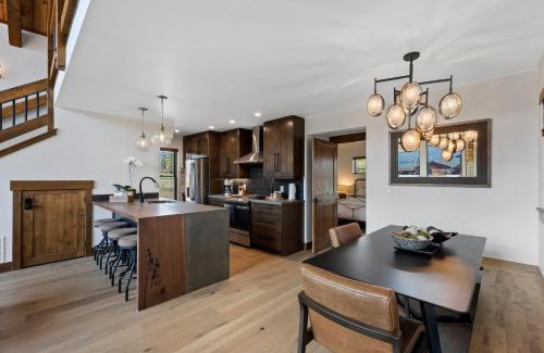 Estes Park House | Estes Dream Brand New End Unit with Two Patios Indoor and Outdoor Fireplace and Jacuzzi