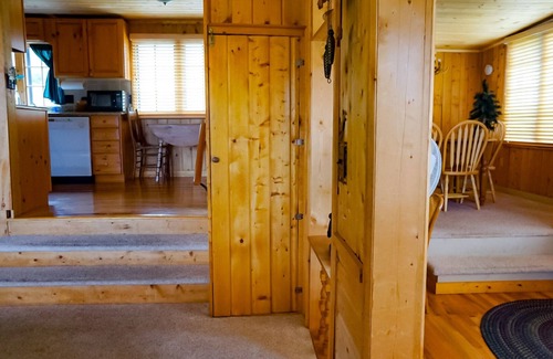 Estes Park Cottage | Estes Park Pinecone Cottage: with 1.8 Acres and Spectacular Mountain Views