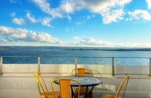 Appledore Apartment | Estuary View Apartment with Balcony