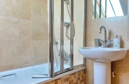 Appledore Apartment | Estuary View Apartment with Balcony