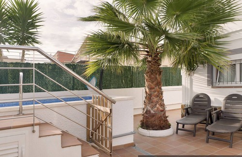 Vallpineda Apartment | Estupendo apartamento vacacional, de alquiler por días, con piscina privada en S