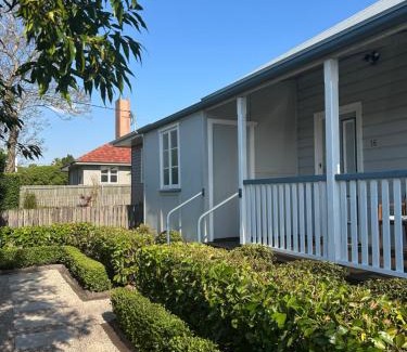 East Toowoomba House | Eton Cottage - Central Boutique Stay