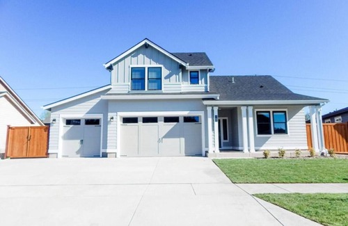 Central Oregon House | Eugene Retreat- 4Bedroom-2Master Suites 3Bath 1GB WiFi