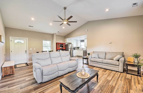 Berryville House | Eureka Springs Area Home w/Porch, Grill!