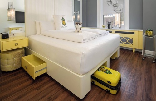 Columbus Hotel | European-style Room w/Lively Bar & Restaurant close to everything!