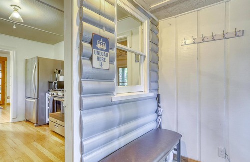 Rhododendron Cabin | EV charger, AC, Huge Fenced Yard, Last Minute Deals on Sept-Oct Dates!