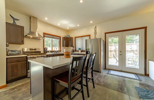 Shelter Cove House | EV charger, pet friendly, large ocean view deck, close to beaches, sleeps 8