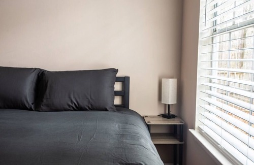 New Castle House | EV-Friendly- 15 Mins to Downtown!