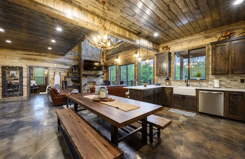 Broken Bow Cabin | EV Outlet , Hot Tub, Firepit, Playset, Pool Table, Creek