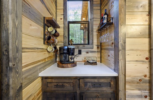 Broken Bow Cabin | EV Outlet , Hot Tub, Firepit, Playset, Pool Table, Creek