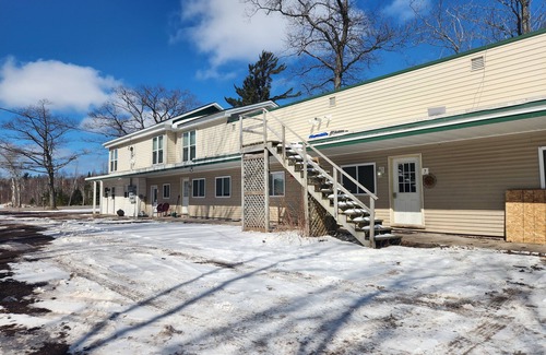 Houghton Apartment | EV Ready Keweenaw 1BR Near MTU – Great Basecamp for Exploring & Hiking