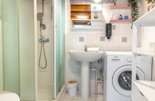Blatin Apartment | Evasion Centre-ville. Sleeps 2 to 8. (A)