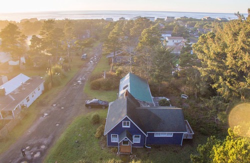 Tierra Del Mar House | Evelyn's End #148 - Classic, comfortable cabin. Pet friendly & near beach!