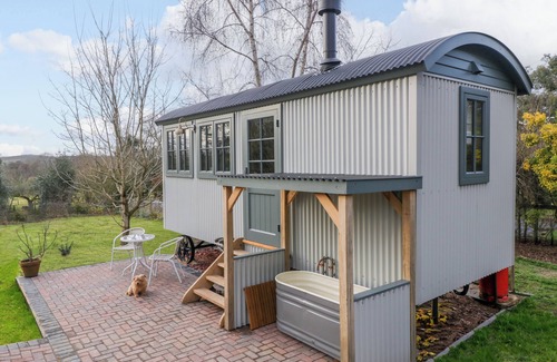 Moreton Cottage | EVENDINE HUT @ EVENDINE COTTAGE in Colwall, Herefordshire