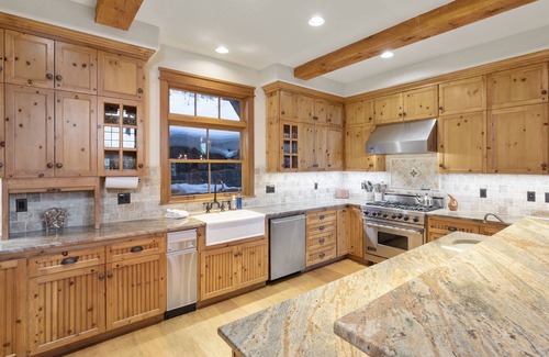 Mountain Village House | Evercrisp - Ski in/out - Private Hot Tub-2 King En Suite Rooms-Bunk Room