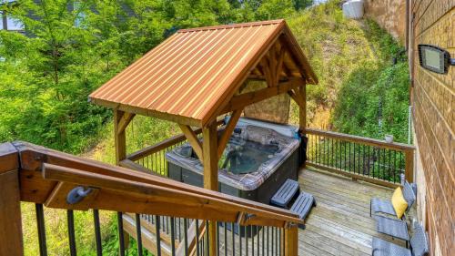 Chalet Village North House | Evergreen Echo by AvantStay Cabin w Mountain Views Theater Game Room and Hot Tub
