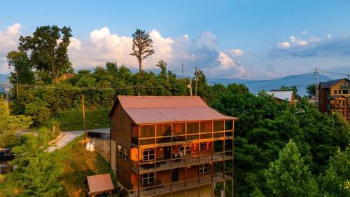 Chalet Village North House | Evergreen Echo by AvantStay Cabin w Mountain Views Theater Game Room and Hot Tub