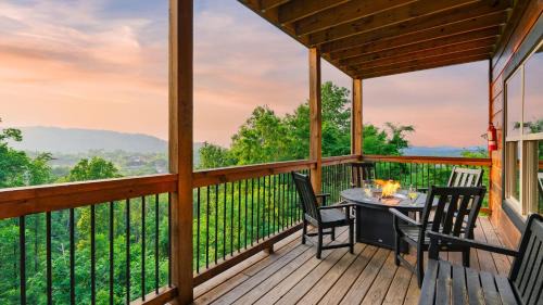 Chalet Village North House | Evergreen Echo by AvantStay Cabin w Mountain Views Theater Game Room and Hot Tub
