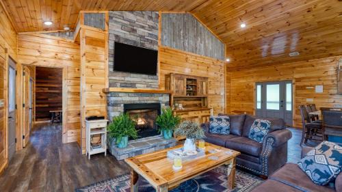Chalet Village North House | Evergreen Echo by AvantStay Cabin w Mountain Views Theater Game Room and Hot Tub