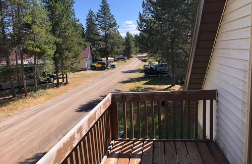 Island Park Apartment | Evergreen Escape * Free Trash Disposal, 1Bedroom, Sleeps 3 Wifi, Bbq Grill- 35 Mins to Yellowstone