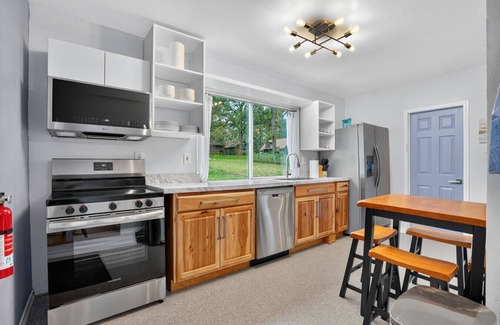 Pointblank House | Evergreen Estate- Lakeview/Fishing/Peaceful