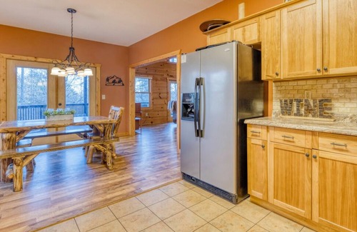 My Mountain Cabin | ~EverGreen Family Retreat~Slp20*HotTub*Pets*Arcade