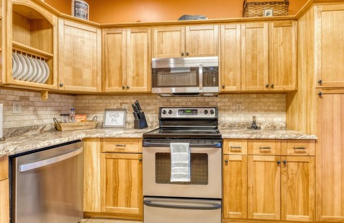 My Mountain Cabin | ~EverGreen Family Retreat~Slp20*HotTub*Pets*Arcade