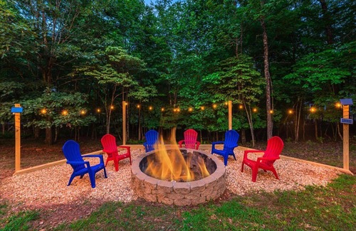 My Mountain Cabin | ~EverGreen Family Retreat~Slp20*HotTub*Pets*Arcade