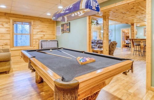 My Mountain Cabin | ~EverGreen Family Retreat~Slp20*HotTub*Pets*Arcade