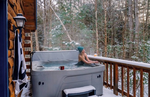 Mount Holly Cabin | Evergreen Hideaway - Okemo Central Cabin with Hot Tub!